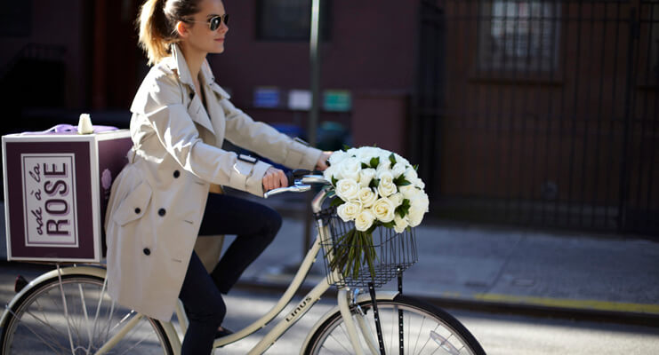 women delivering flowers - Ode à la Rose