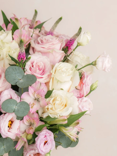 フラワー・リース ROSE Large Felice Bouquet - White & Pink Roses & More | Ode à la Rose