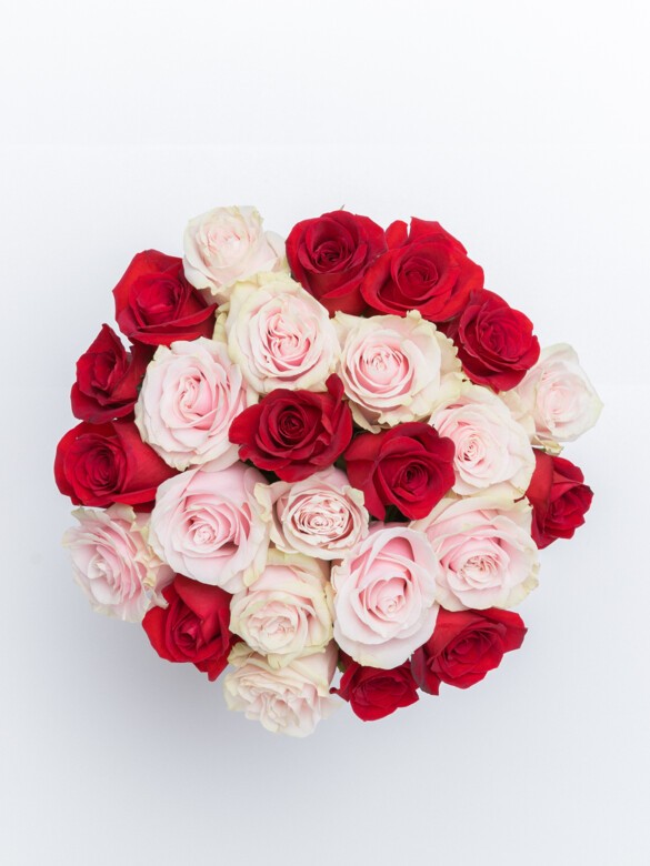 Top view of the Eros bouquet with 24 red and pink roses, arranged in a perfect dome shape for a thoughtful romantic gesture.