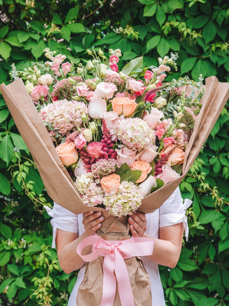 Grand Deluxe Flower Wrap - 100 Roses in Pink